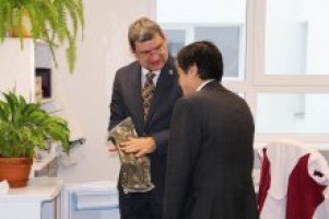 Jaapani suursaadik T.E Hajime Kitaoka külastas Kuressaare Haiglat