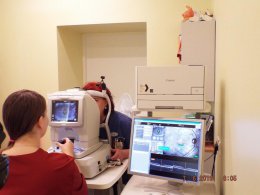 Kaasaegne optikaseade võimaldab Kuressaare Haiglas teostada OCT-uuringut silmapõhjakihtide seisundi hindamiseks. Protseduur on valutu ja kestab keskmiselt 5 minutit.
